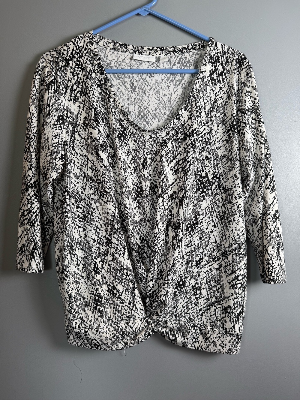 New York & Co. Women's 3/4 Sleeve Scoop Neck Blouse Sz M Front Twist Design